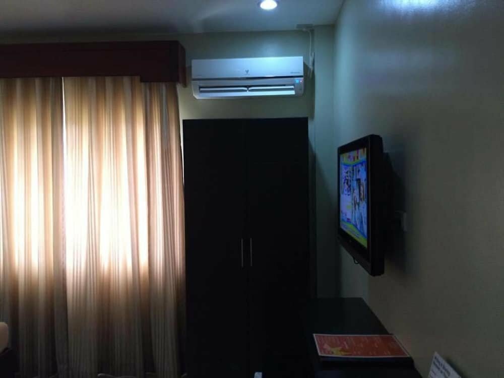 Holiday Suites Hotel & Resort