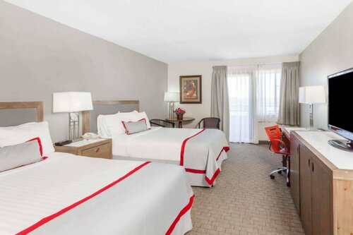 Ramada Plaza by Wyndham Garden Grove/Anaheim South, Забронировать Отель Отели в центре Гарден-Гроув, в центре