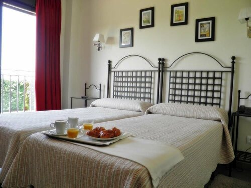 Hotel El Rondón, Забронировать Отель Отели Себрерос 4 звезды, рядом с Музей Адольфо Суареса и перехода к демократии, 4*