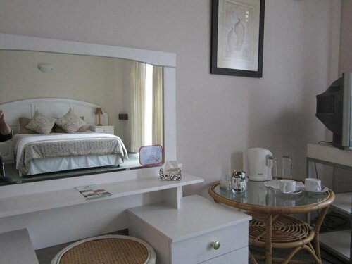 Two Owls Guest House, Забронировать Гостевой дом Мелкбосстранд Table Bay
