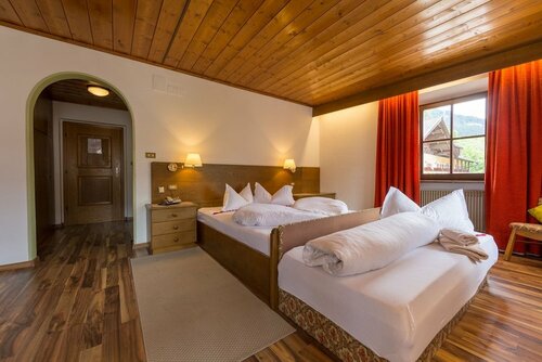 Hotel Weisses Lamm, Забронировать Отель Монгуэльфо План-де-Коронес