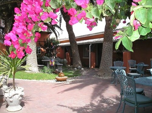 The Secret Garden Guesthouse, Prenota Affittacamere Hotel a Swakopmund con parcheggio, Parcheggio
