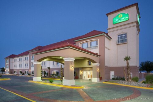 La Quinta Inn & Suites Ciudad Juárez, Varaa Hotelli Hotellit Chihuahua uima-altaalla, Uima-allas