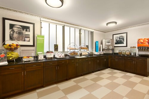 Hampton Inn Chicago Downtown/N Loop/Michigan Ave, Забронировать Отель Отели Чикаго с парковкой, рядом с City Market, Парковка