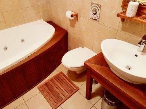 Villa Westfalia Boutique Villa & SPA Adult Only`, Забронировать Гостевой дом Отели жудец Ковасна с парковкой, Парковка