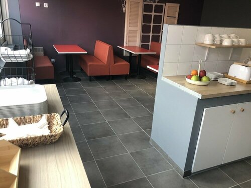 Paris en train Area Studios avec salles de bain et kitchenettes privées ou chambres avec salles de bain et cuisines communes, Забронировать Отель Отели Oise с парковкой, Парковка