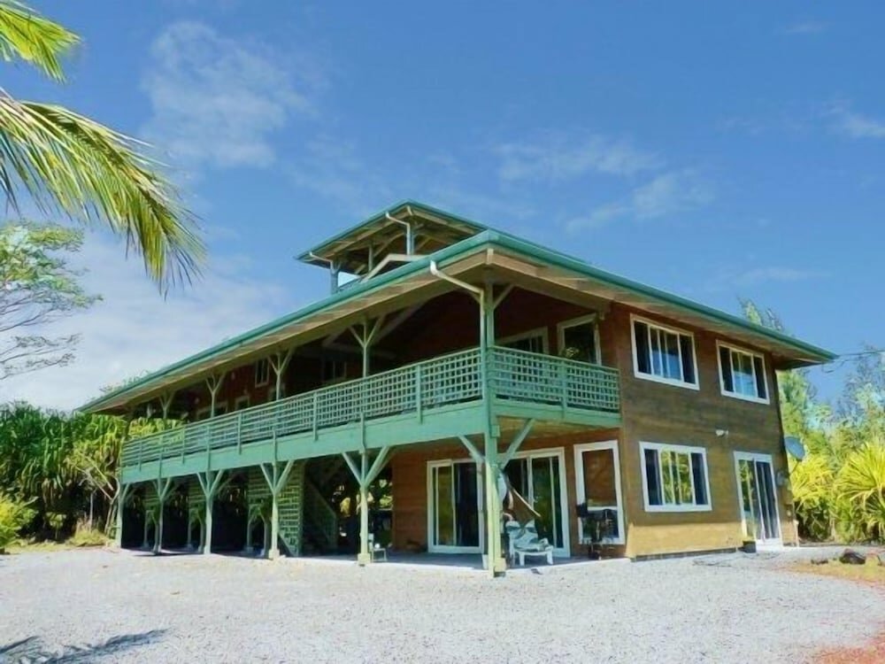 Hale Ki'i Maka Manu 4 Bedroom Home by RedAwning