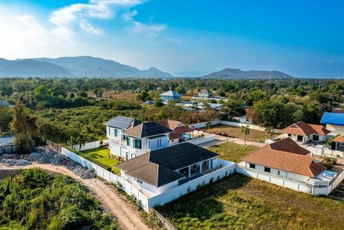Modern Large 2 Bedroom Pool Villa PV2, Забронировать Вилла Отели Прачуапкхирикхан с парковкой, Парковка