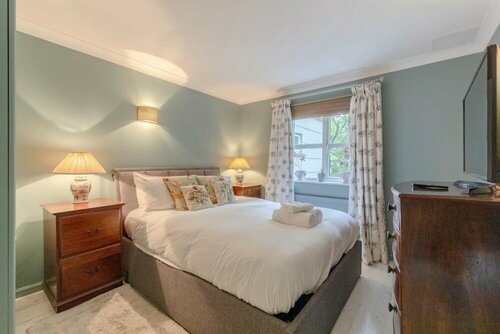Spacious 2 Bedroom Flat in Wandsworth, Забронировать Отель Отели Большого Лондона с парковкой, Парковка