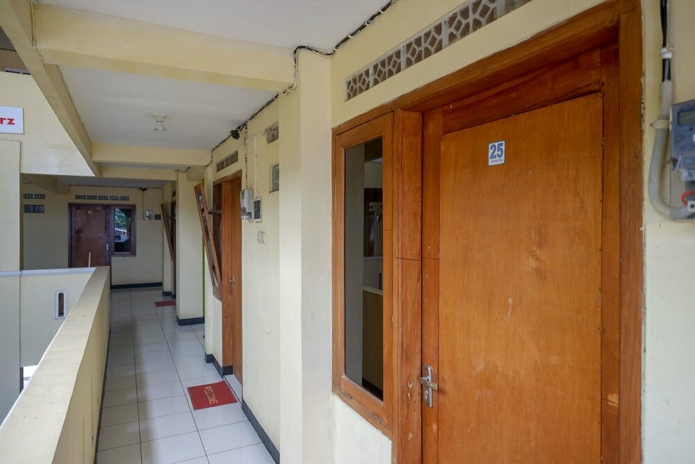 RedDoorz Syariah near GOR Satria 4