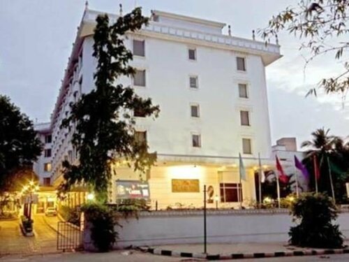 The Capitol Hotel, Забронировать Отель Отели Бангалора с бассейном, рядом с Sigma Central, Бассейн