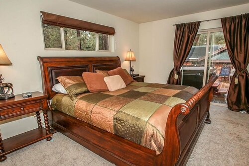 1641 - Timber Wolf Den by RedAwning, Забронировать Дом для отпуска Отели San Bernardino Mountains с парковкой, Парковка