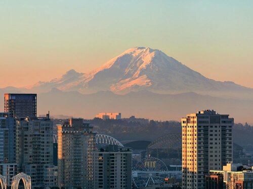 Chic Capitol Hill Townhome W/ Rooftop Deck & AC Townhouse, Забронировать Дом для отпуска Capitol Hill Сиэтл