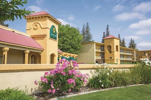 Howard Johnson by Wyndham Sacramento Downtown, Забронировать Отель Отели Сакраменто с бассейном, рядом с Старый Сакраменто, Бассейн