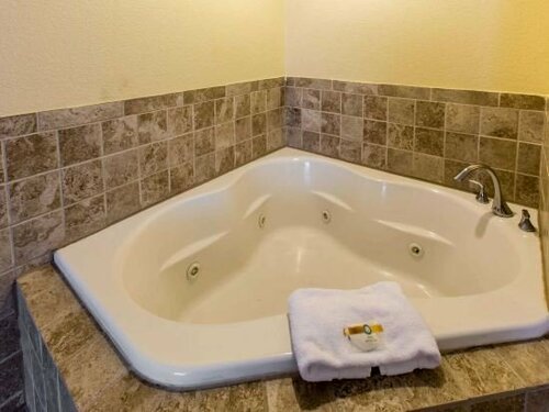 Quality Inn West of Asheville, Забронировать Отель Отели Кантона с парковкой, Парковка