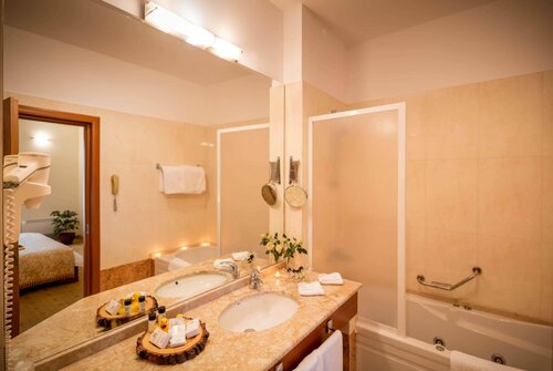 Hotel Opera Plaza, Забронировать Отель Отели Трансильвании с завтраком, Завтраки