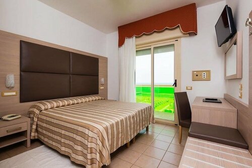 Hotel Bristol, Забронировать Отель Отели Лидо ди Езоло с бассейном, рядом с Аквапарк Акваландия, Бассейн