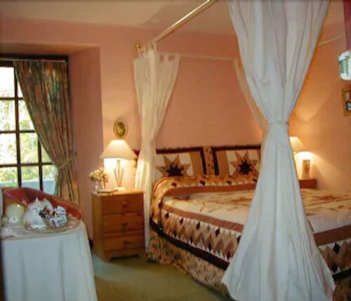 The Old Inn, Book Pension  