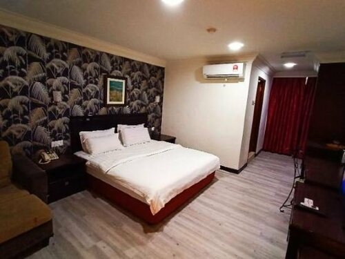 Seri Borneo Hotel, Забронировать Отель Отели Кота-Кинабалу с парковкой, рядом с Торговый центр Suria Sabah, Парковка