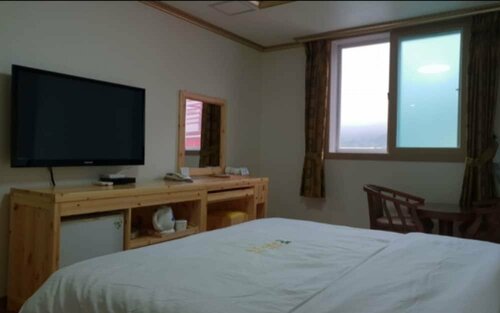 Hawaii Hotel, Забронировать Отель Отели Кёнсан-Намдо с парковкой, Парковка