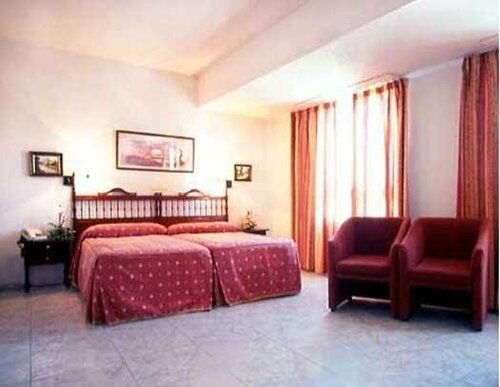 Hotel Perales, Забронировать Отель Талавера-де-ла-Рейна Toledo Province, рядом с Музей керамики Ruiz de Luna