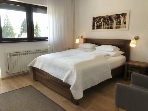 Plitvice Miric Inn, Забронировать Гостевой дом Отели Ликско-Сеньская жупания с парковкой, Парковка