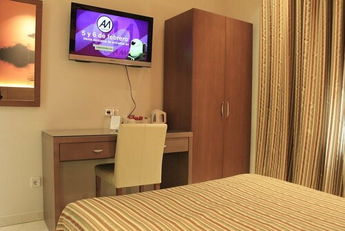 Hostal Atocha Almudena Martín, Забронировать Отель Отели Мадрида с парковкой, рядом с Площадь Ла-Паха, Парковка