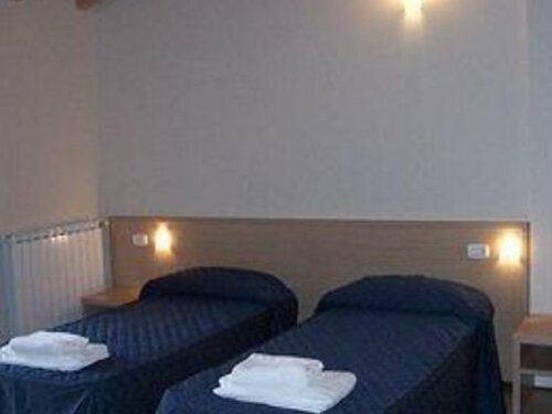Hotel Ristorante Tre Leoni, Забронировать Отель Сомма-Ломбардо Provincia di Varese