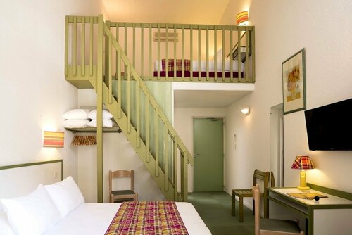 Logis Hotel Les Cedres, Book Hotel Hoteller i Rhône-Alps med parkering, Parkering