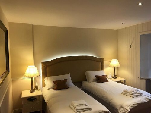 The Crees Inn, Book Hotel  
