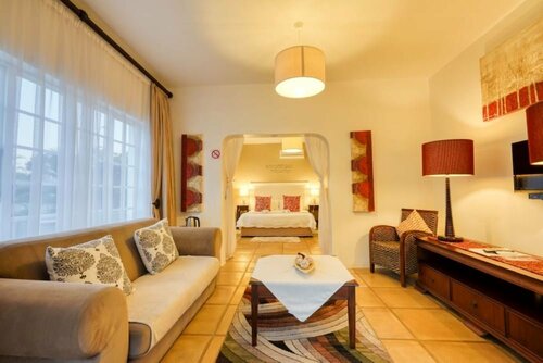 Caza Beach Guesthouse, Забронировать Отель «постель и завтрак» Отели Умхланга с парковкой, Парковка