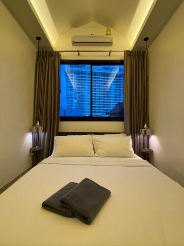 Monomer Hostel Bangkok, Забронировать Хостел Отели Бангкока с парковкой, рядом с Торговый центр Сиам Парагон, Парковка