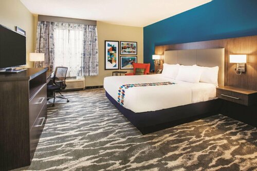 Days Inn & Suites by Wyndham Kokomo, Book Hotel Hoteller i Indiana med parkering, Parkering