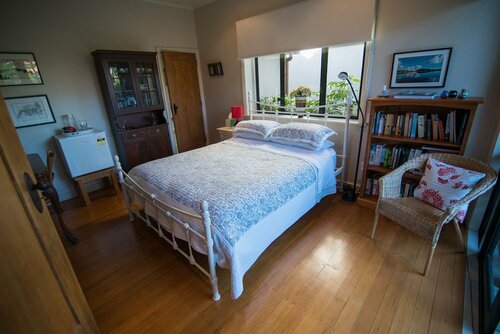 Terry and Cindy's Bed and Breakfast, Забронировать Отель «постель и завтрак» Отели региона Окленда с парковкой, Парковка