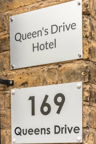 Queens Drive Hotel, Забронировать Отель Отели Большого Лондона с парковкой, Парковка