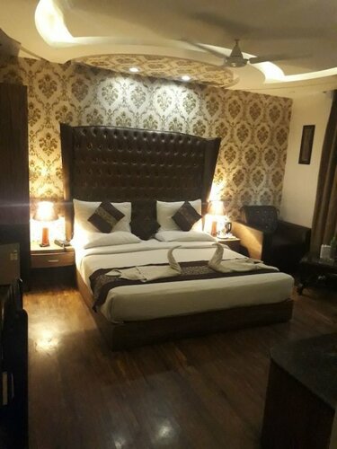 Hotel Waterfall, Забронировать Отель Отели Пашим Вихар с завтраком, Завтраки