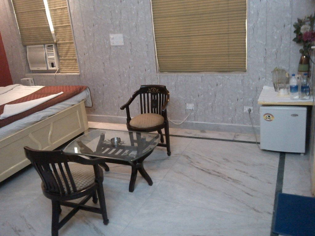 Oyo Hotel Sands Inn Near Bestech Central Square Mall