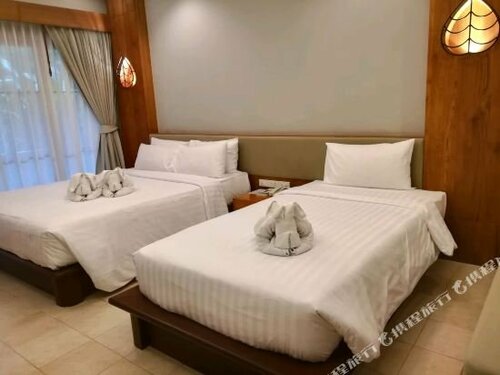 Thai House Beach Resort, Забронировать Курортный отель Отели Ламаи-Бич с бассейном, рядом с Ночной рынок Ламаи, Бассейн