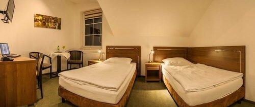 Pelikan, Rezervați Hotel Hoteluri în Lodz cu parcare, Parcare