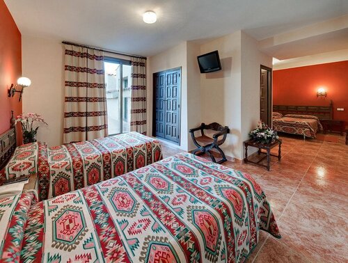 Hotel Mora, Забронировать Отель Отели Мора-де-Рубьелос с парковкой, Парковка