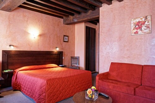 Logis Des Trois Maures, Book Hotel Hotels in Burgundy with a Pool, Swimming Pool