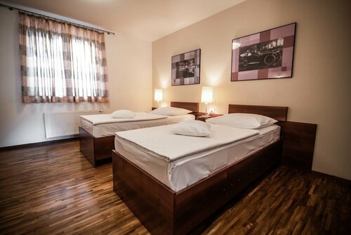 Hotel Dvor Jezersek Brnik, Забронировать Отель Церклье-на-Гореньскем Krvavec