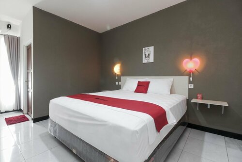 RedDoorz near Bundaran Garuda, Забронировать Отель Палангкарая Central Kalimantan