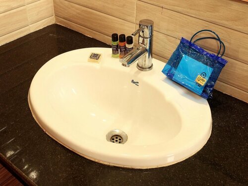 Hotel Narayani Enclave near Acropolis Mall kasba, Book Hotel Hoteller i Jādabpur med parkering, Parkering