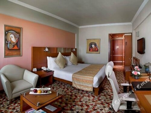 The Suryaa New Delhi, Забронировать Отель Отели Нью-Френдс-Колони 5 звезд, 5*