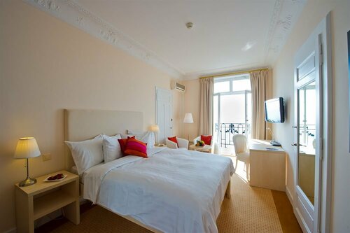 Hôtel du Grand Lac Excelsior, Забронировать Отель Отели Монтрё с бассейном, рядом с Казино в Монтрё, Бассейн
