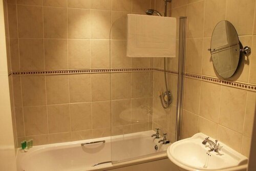 The Chequers Inn, Rezervați Hotel Hoteluri de afaceri în Merseyside, 4* 5*