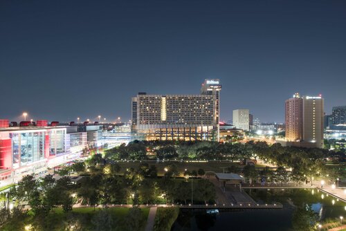 Hilton Americas - Houston, Забронировать Отель Отели Хьюстона с парковкой, рядом с Публичная библиотека Хьюстона, Парковка