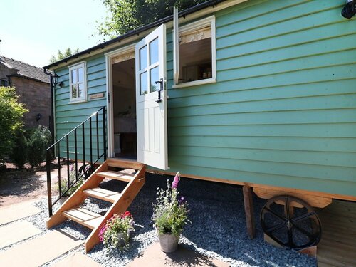 Lavender Retreat Shepherds Hut with private hot tub, Забронировать Отель Аппер Халм Стаффордшир