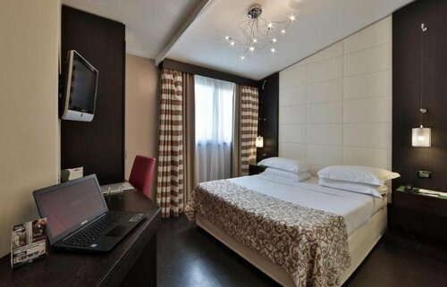 Cinemusic Hotel, Book Hotel Hoteller i Rom med pool, nær Re di Roma Metro Station, Swimmingpool